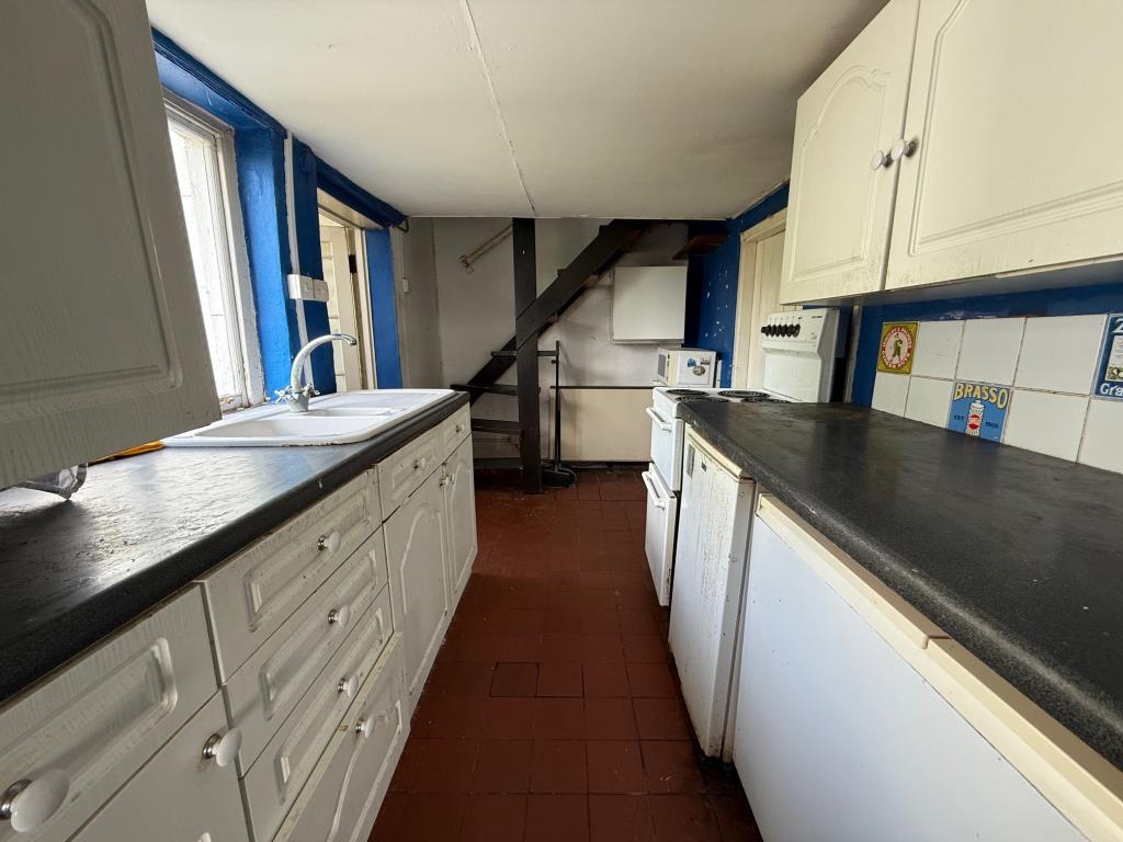 Lot: 120 - DETACHED COTTAGE IN MID-ESSEX VILLAGE LOCATION WITH POTENTIAL - Kitchen